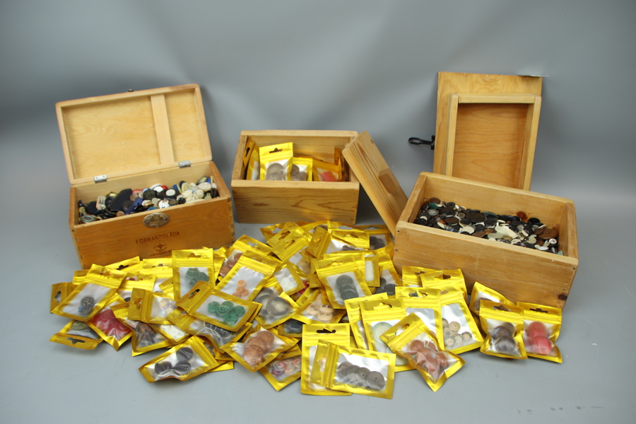 Knappar, ett parti, samt 3 st askar i trä.