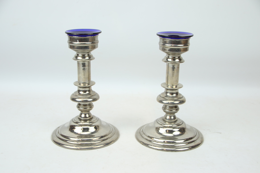 Ljusstakar, ett par vitmetall, med ljusmanschetter, glas, 1900-tal.