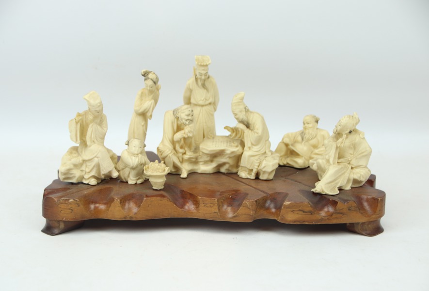 Figurer, konstmassa, på träplatta, Asien.