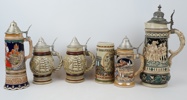 Ölstop/ölsejdlar, 11 delar, varav en med speldosa, keramik.