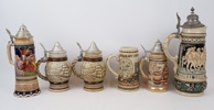 Ölstop/ölsejdlar, 11 delar, varav en med speldosa, keramik.