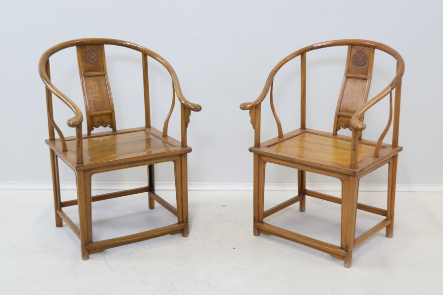 Stolar, ett par, trä, "Horseshoe", Hongkong.