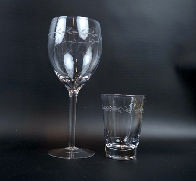 Glasservis, 27 delar, slipad dekor.