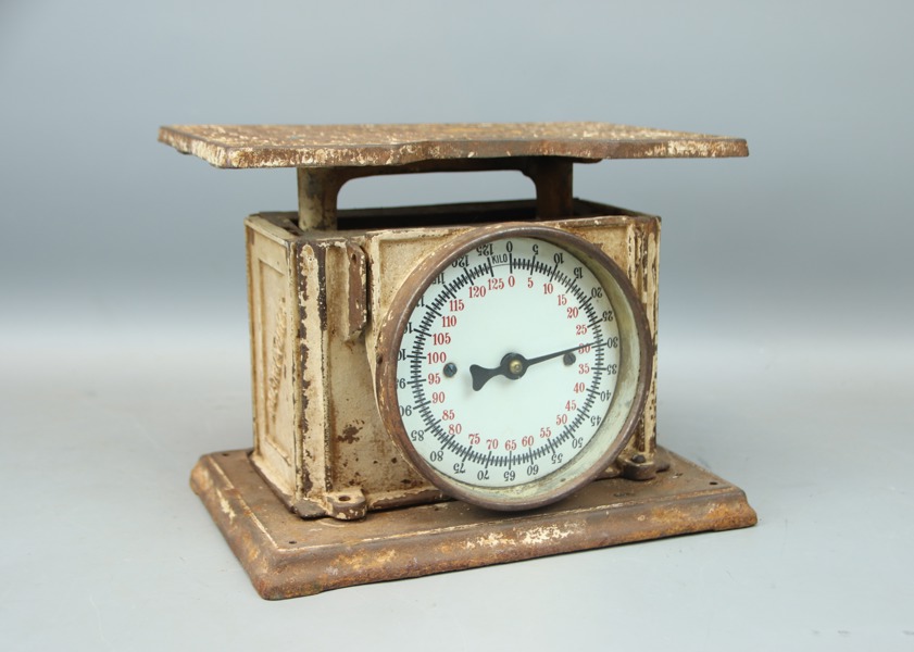 Paket/personvåg, 125 kilo, gjutjärn, Alexandra, 1900-talets första hälft.