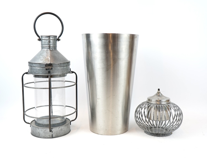 Lykta, papperskorg och oljelampa, metall.