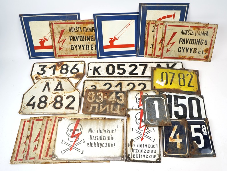 Nummer och varningsskyltar, ett parti, emaljerad metall.