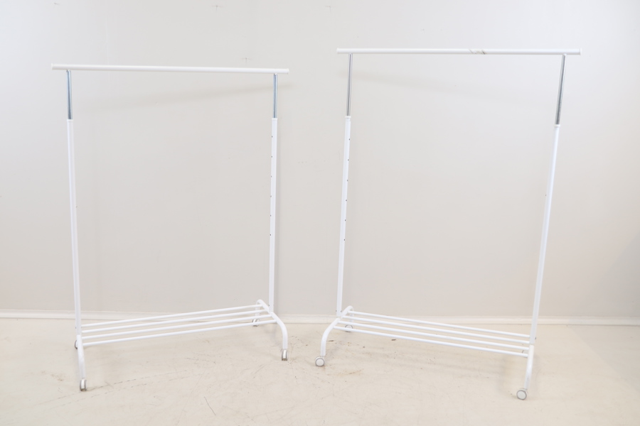 Klädställningar, 2 st, på hjul, höj/sänkbara.