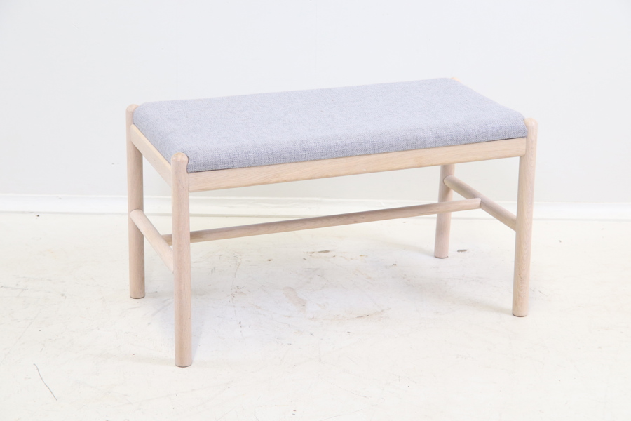 Bänk, ek/textil, samtida.