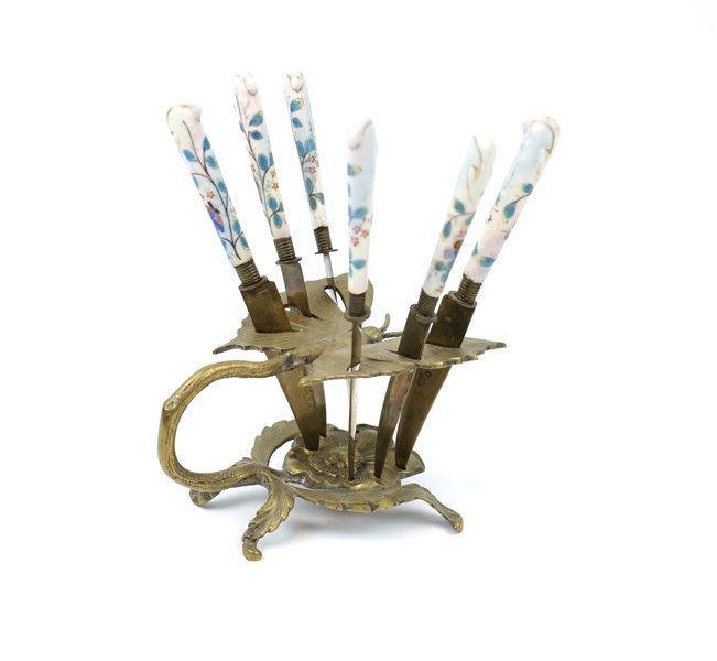 Fruktknivar i ställ, 7 delar, porslin/mässing.