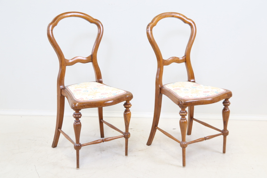 Stolar, ett par, trä/broderad sits, 1800/1900-tal.