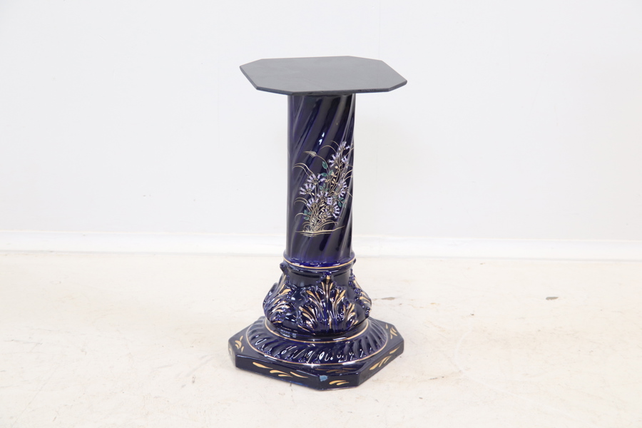 Piedestal, porslin/glasskiva.