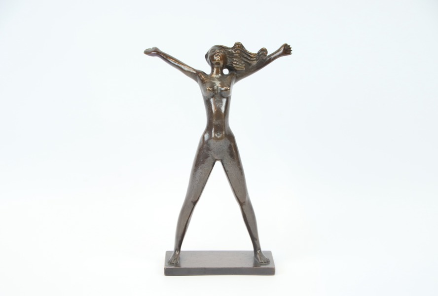 Stig Blomberg, "Fritidsflickan", skulptur, mörkpatinerad brons, Ystad Brons, monogramsignerad SB.