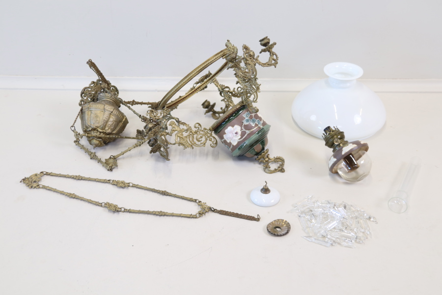 Ljuskrona, 6 ljuspunkter, majolika, metall/keramik, samt glasprismor.