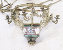 Ljuskrona, 6 ljuspunkter, majolika, metall/keramik, samt glasprismor.