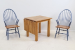 Bord med klaff samt stolar, 1+2 st, trä.