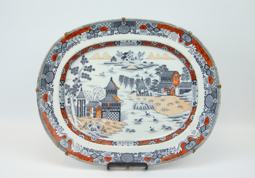 Serveringsfat, flintgods, England.