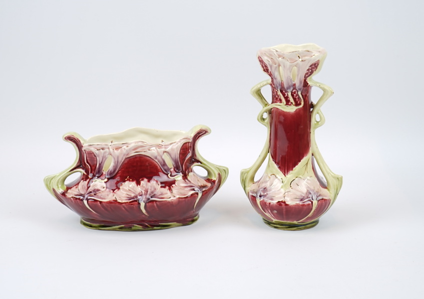 Jardiniere och vas, majolika.