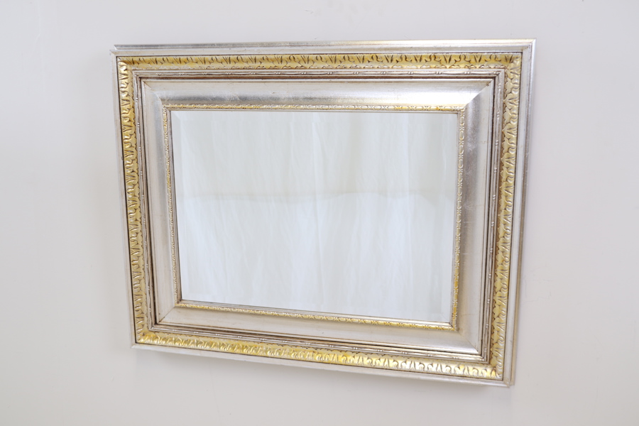 Spegel, försilvrad och delvis bronserad ram.