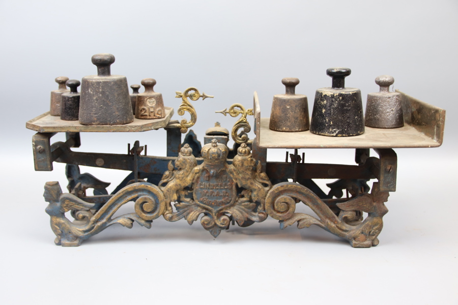 Balansvåg med vikter, 10 delar, gjutjärn, Lindells.