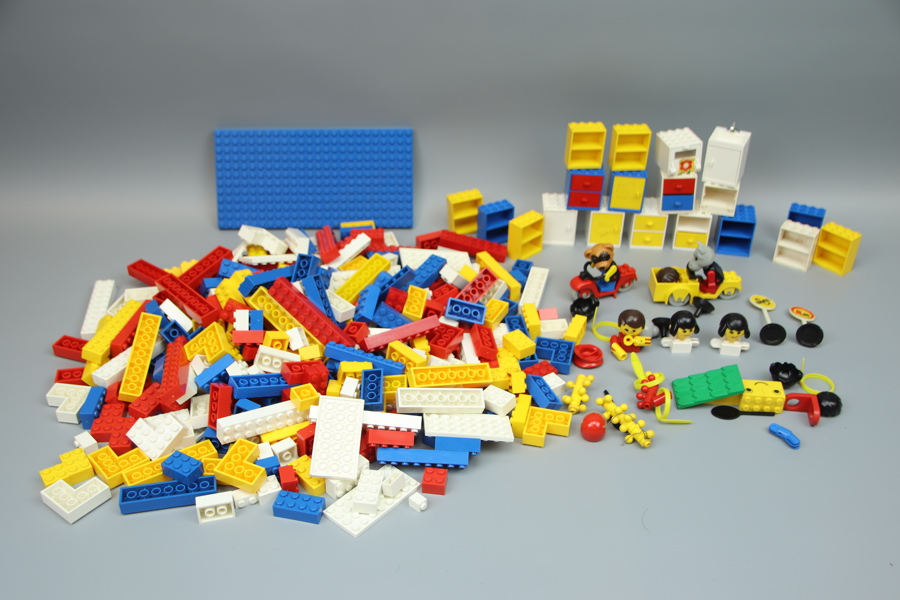 Byggsatsdelar, bl.a LEGO.