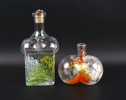 Bertil Vallien, flaskor, 2 st, glas, Boda-Åfors. mindre flaska unikat 495, signerad.