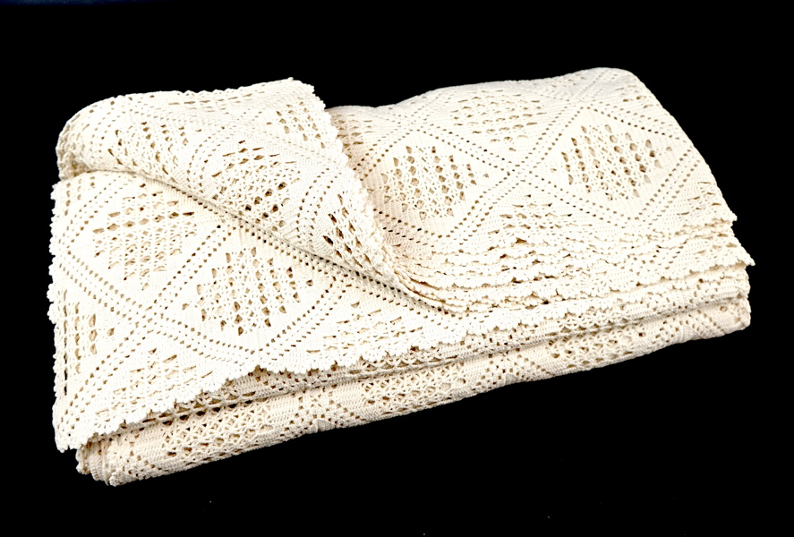 Sängöverkast för dubbelsäng, virkad.