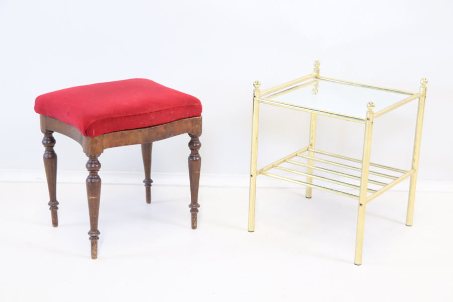 Pall och sängbord, trä/textil/mässing/spegelglas.