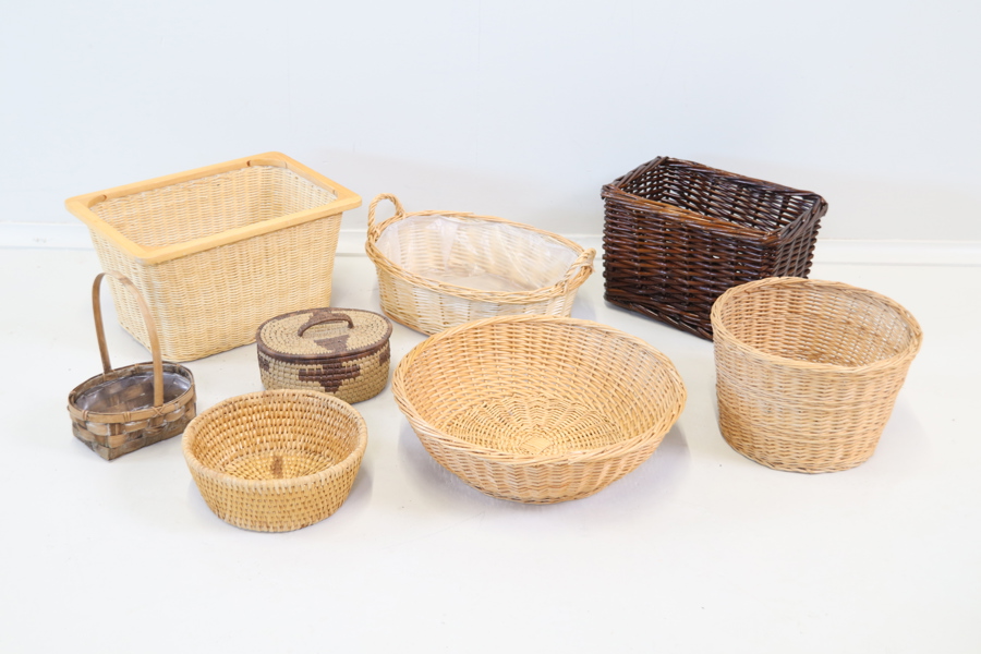 Korgar 8 st, flätade.