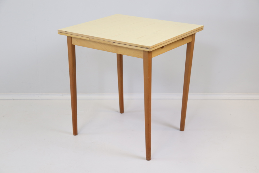 Bord med klaffar, trä.