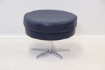 Fotpall, snurrbar, mörkblått skinn/metall.