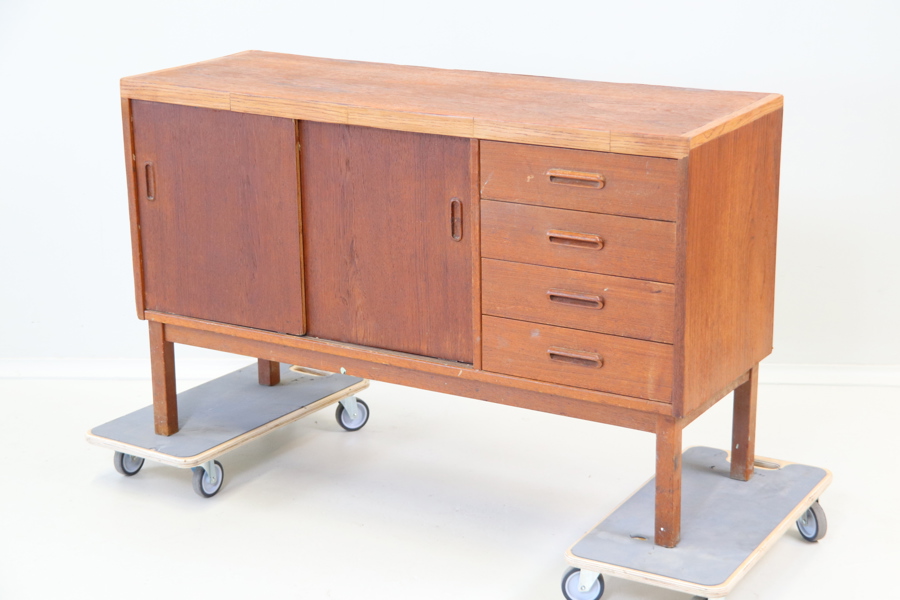 Sideboard, 1 skåp och 4 lådor, trä.