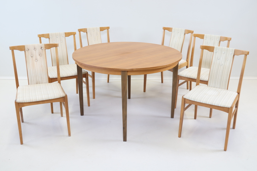 Bord och 6 stolar, trä/textil.