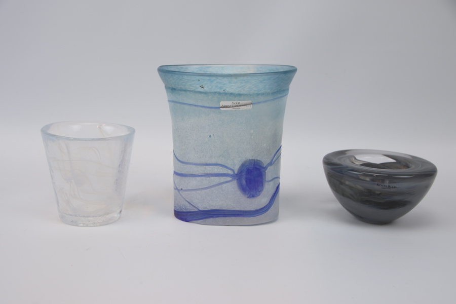 Glasföremål, 3 delar, bla. vas av Bertil Vallien, signerad. Boda Artist Collection.