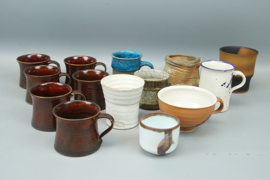 Muggar, 14 st, keramik, delvis signerade.