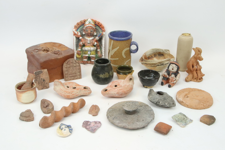 Konstkeramik, ett parti, delvis signerade.