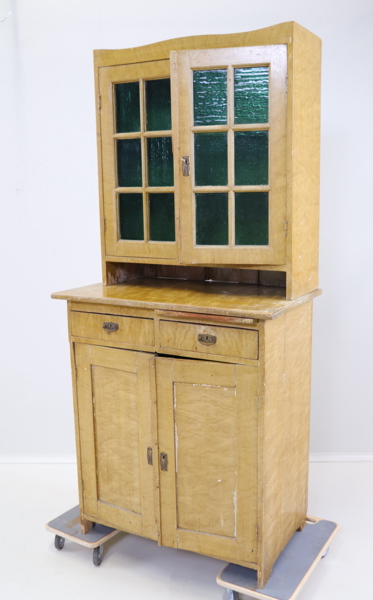 Skåp med utdragbar skärbräda, trä/glas.