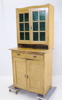 Skåp med utdragbar skärbräda, trä/glas.