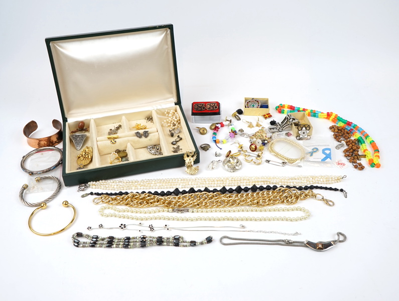 Bijouterier, ett parti, bl.a ett par örhängen i silver.