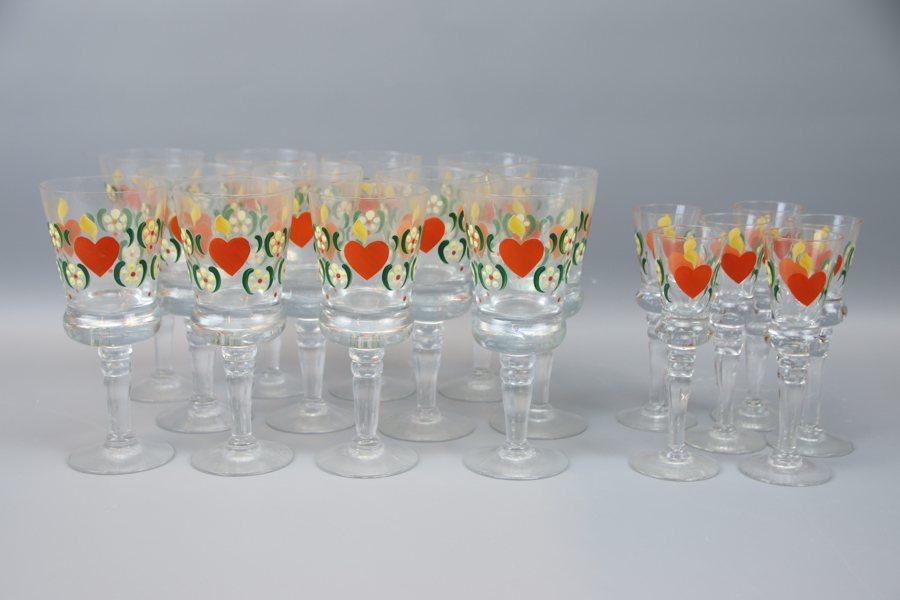 Glas, 12+6 st, handmålade, "Brinnande hjärtan", Johansfors Glasbruk.