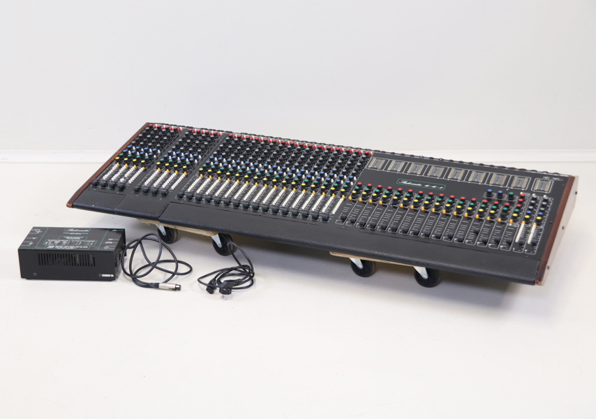 Mixerbord, Studiomaster 16-16-2, samt tillbehör.