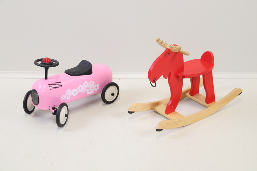 Gunghäst, IKEA, samt sparkbil, trä/metall/plast.