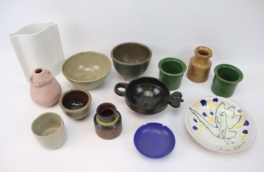 Keramik, ett parti, delvis signerat.