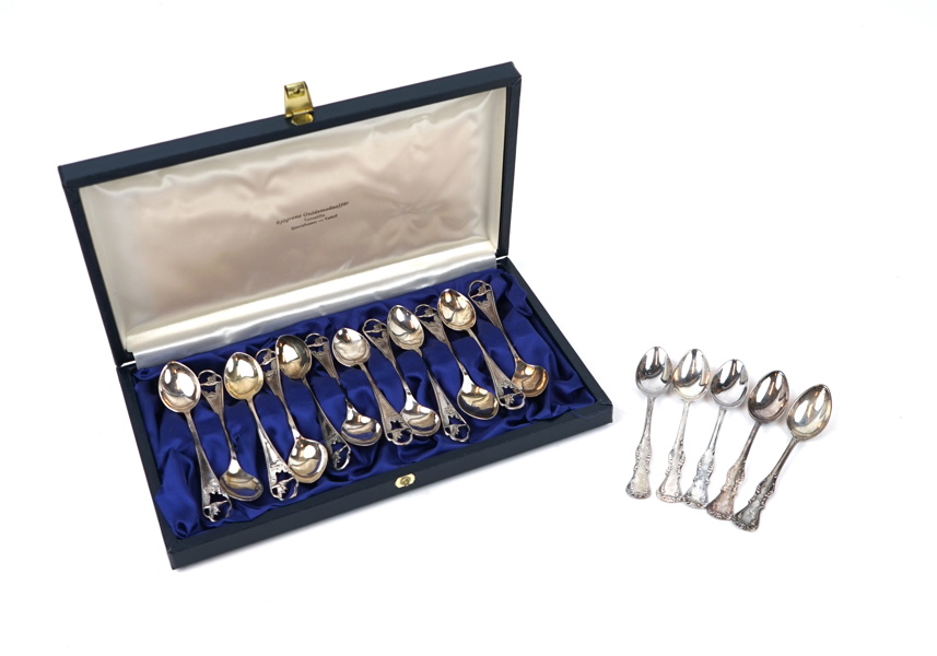 Kaffeskedar, 17 st, silver, bl.a ''Ingrid''.