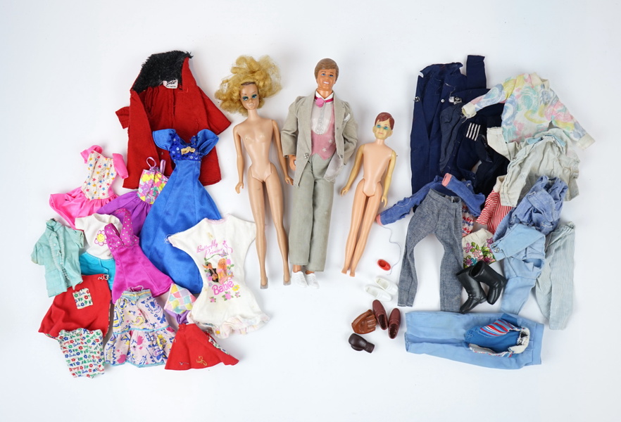 Barbiedockor, Midge Ken och Ricky, samt kläder, Mattel, 1960-tal.