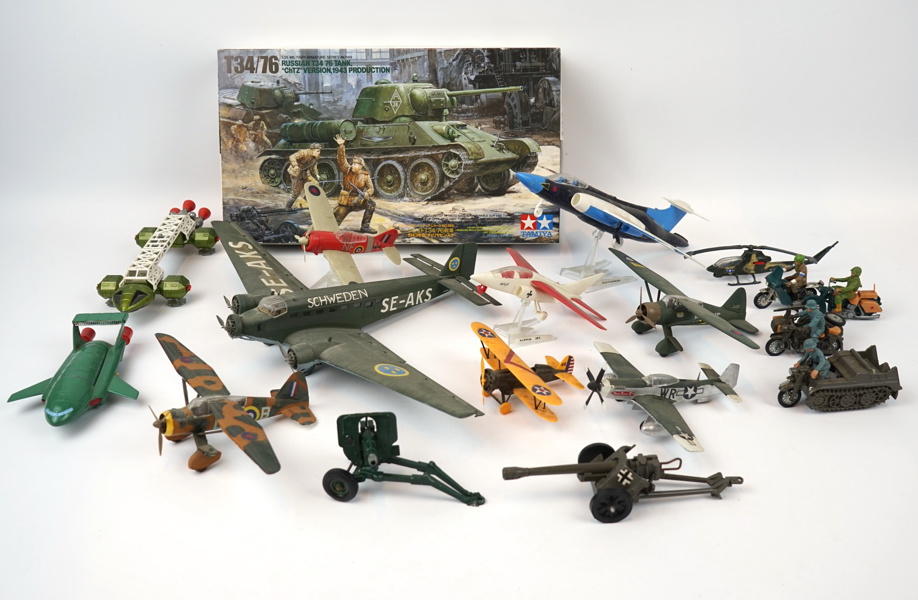 Modellflygplan och fordon, militära, ett parti.