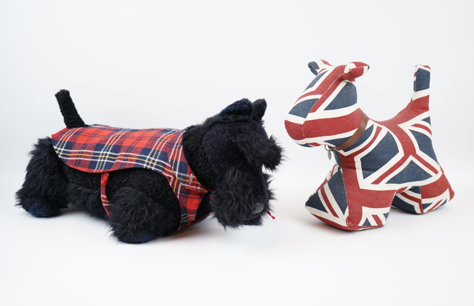 Dekorationshund och dörrstopp, ''Skotsk Terrier'', Avanti Applause och Monica Richards.