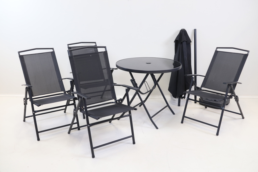 Bord och 4 stolar, hopfällbara, metall/glas, samt parasoll, metall/plast/textil.