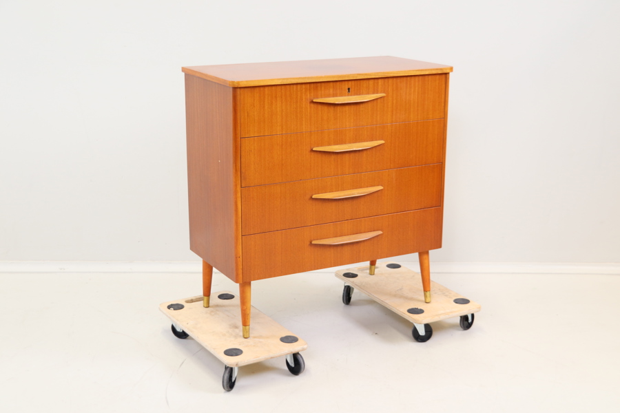 Byrå, 4 lådor, trä.