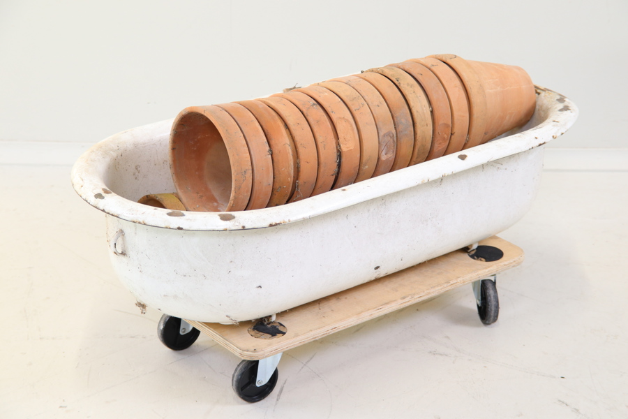 Terrakottakrukor, ett parti, samt balja, emaljerad metall.