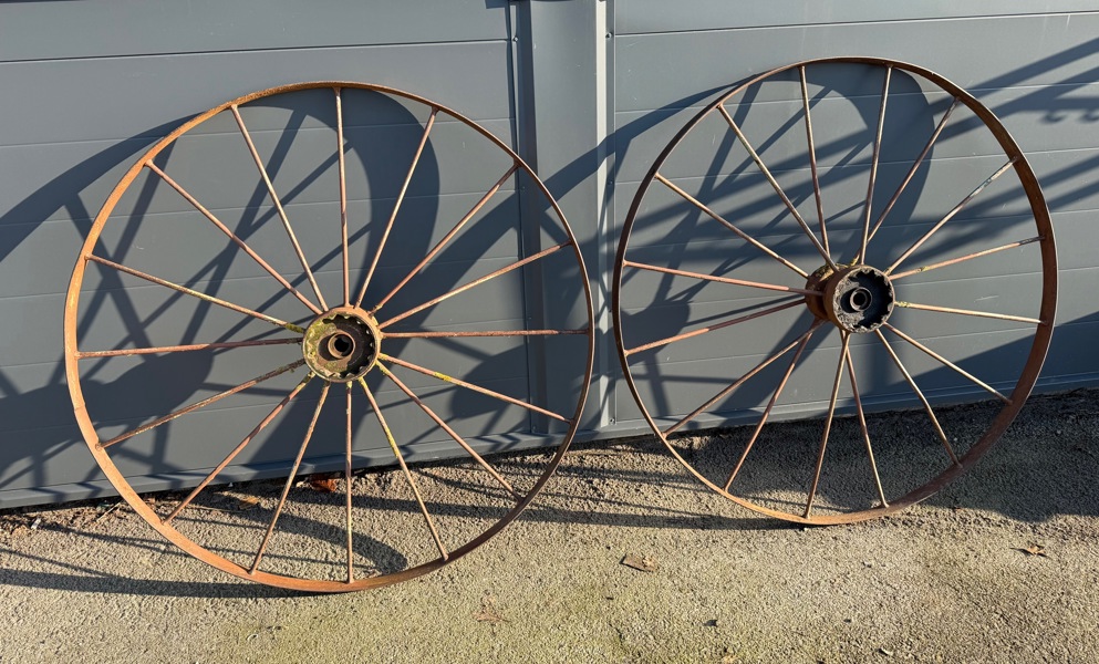 Vagnshjul, ett par, smide.